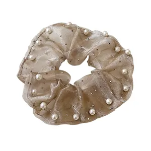Chouchou élégant en organza champagne avec perles blanches et détails en résille brillante