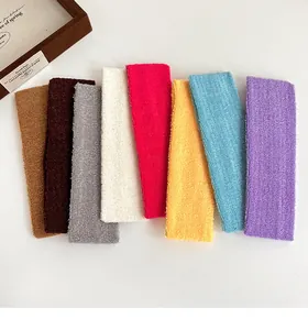 Gros plan de bandeaux en tissu éponge de huit couleurs pour le yoga et la toilette