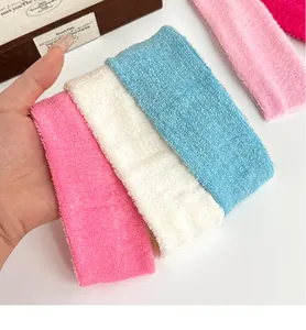 Détail de bandeaux en tissu éponge doux en rose, blanc et bleu pour le visage