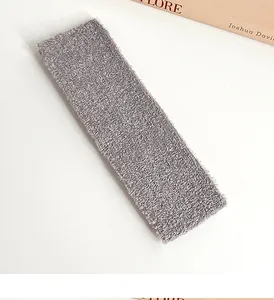 Gros plan sur le bandeau en tissu éponge gris clair avec une texture douce et absorbante
