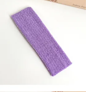 Gros plan du bandeau en tissu éponge violet doux pour le lavage et le sport