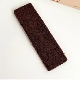Gros plan d'un bandeau en tissu éponge marron foncé pour le yoga et les soins du visage