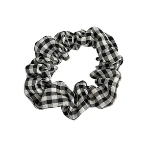 Coletero clásico de cuadros blancos y negros para mujer con textura de tela elegante