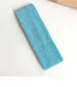 Gros plan du bandeau en microfibre bleu clair avec une texture douce absorbante