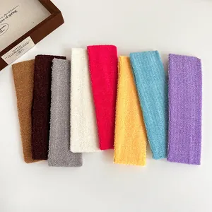 Lot de 8 bandeaux colorés en polaire corail pour le yoga et les soins sur fond blanc