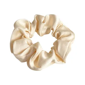 Eleganter champagnerfarbener Satin-Scrunchie mit hoher Elastizität und Seidenglanz