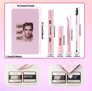 Macro-opname van DIY wimperverlengingskit met pincet, lijm en roze applicatiegereedschap