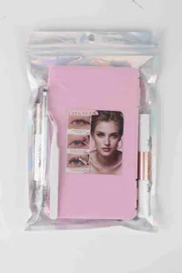 Set cosmético rosa con paleta de sombras pinceles y pinzas en bolsa láser
