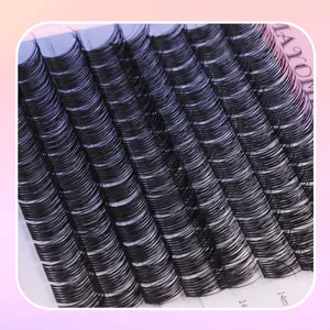 Detailopname van 14mm individuele DIY-wimperclusters met natuurlijke krul op witte kaart