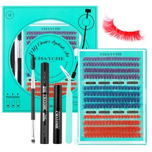 Buntes DIY-Wimpernset mit lila, blauen, roten Clustern sowie Kleber und Pinzette