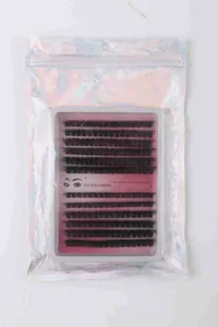 Nahaufnahme des DIY-Wimpernverlängerungs-Kits in holografischer Verpackung