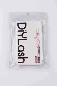 Vooraanzicht van de DIY cluster wimper set in transparante PE zak met logo opdruk