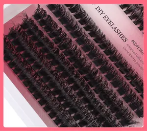 Makro-Detail von schwarzen DIY-Cluster-Wimpern mit C-Curl 8mm Länge auf rosa Karte