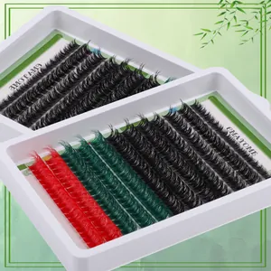Detalle de kits de extensiones de pestañas gruesas de colores en negro, rojo y verde