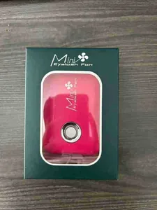 Makroansicht des rosenroten Wimpernfächers und seiner grünen Verpackung auf Holztisch