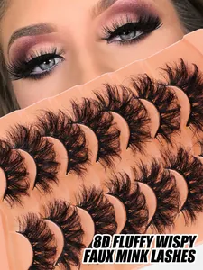 Dettaglio di 10 paia di ciglia finte 8D fluffy su vassoio rosa con look trucco occhi