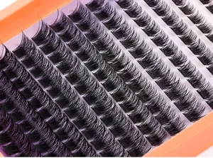 Macro-opname van 10 rijen individuele tros-wimperverlengingen op paarse en oranje kaart