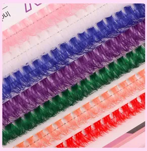 Macro-detail van kleurrijke DIY-wimperclusters met levendige vezels en dichte krullen