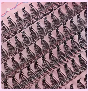 Primer plano de pestañas postizas naturales individuales sobre fondo rosa