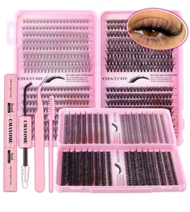 Detailoverzicht van DIY wimperkit met lijm, verzegeling, roze pincet en 30D/80D wimpers