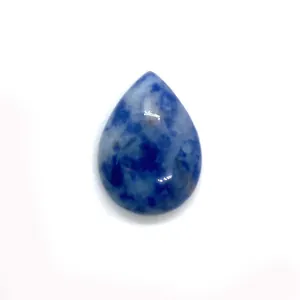 Tropfenschliff Sodalith-Edelstein mit natürlichen weiß-blauen Marmorierungen auf Weiß
