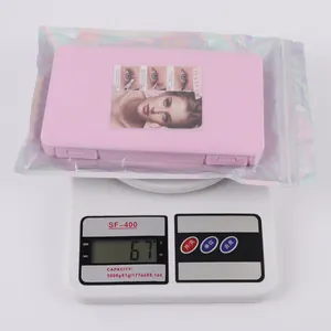 Detailopname van 30D en 40D nepwimpers in roze doosje op een digitale weegschaal