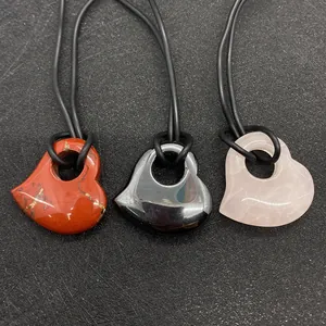 Detailweergave van hartvormige hangers van rode jaspis, hematiet en natuurlijke rozenkwarts