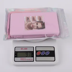 Detail van individuele wimperkit gewogen op digitale weegschaal op 97g in roze doos