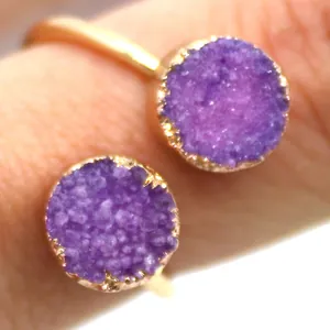 Verstellbarer vergoldeter Messingring mit zwei runden lila Druzy-Kristallen im Makro-Stil