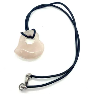 Minimalistische rozenkwarts hartvormige ketting met zwart koord en zilveren sluiting