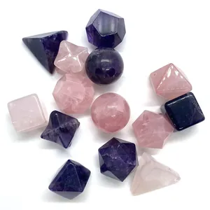 Dettaglio di cristalli geometrici di ametista e quarzo rosa su sfondo bianco puro