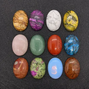 Macro-opname van 12 ovale natuurstenen cabochons voor het maken van DIY-sieraden