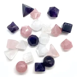 Vista macro di cristalli geometrici in ametista e quarzo rosa su uno sfondo bianco
