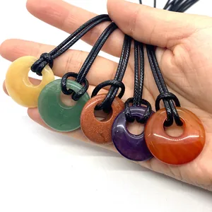 Ensemble de cinq colliers en pierre naturelle avec cordons noirs tressés et finition polie