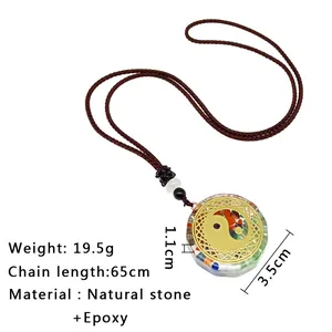 Détail macro du pendentif Tai Chi avec éclats de cristaux colorés et cordon brun