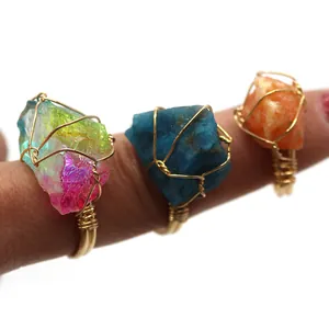 Anillos artesanales de hilo de cobre con piedras naturales iridiscentes, azul y naranja
