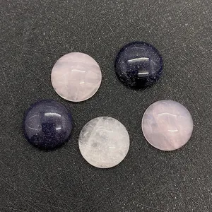 Primer plano de cuentas redondas de 15mm de piedra de arena azul y cuarzo rosa para DIY