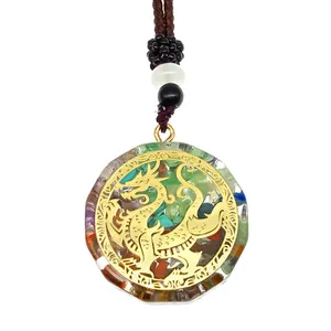 Gros plan du pendentif dragon avec pierres colorées concassées et filigrane doré