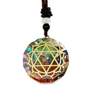 Détail macro du pendentif Orgone avec 7 cristaux de chakra et géométrie sacrée dorée