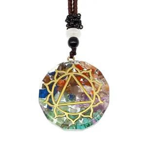Détail macro du pendentif géométrique en résine avec pierres naturelles et cordon