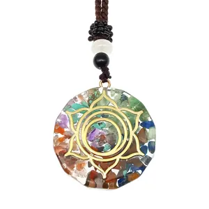 Détail macro du pendentif chakra en résine avec pierres colorées et lotus doré