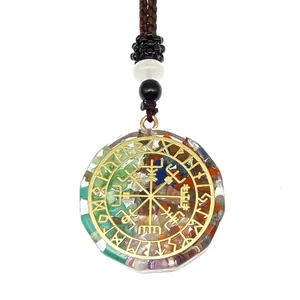 Détail du pendentif d'énergie Orgone avec pierres colorées et symbole Vegvisir doré