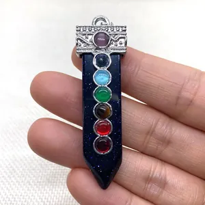 Detailaufnahme des sechseckigen blauem Sandstein-Anhängers mit sieben bunten Chakra-Steinen