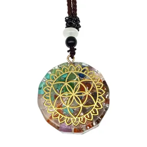 Détail du pendentif Orgone avec pierres naturelles et symbole de la Fleur de Vie dorée