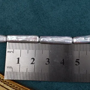 Makroaufnahme von 25-30mm Lavendel-Barockperle mit metallischem Glanz auf Lineal