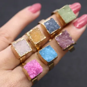 Vue macro de bagues en quartz druzy carrées dorées réglables en sept couleurs vives