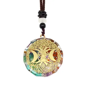 Détail du pendentif d'énergie Orgone avec pierres colorées, arbre de vie et pentagramme