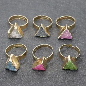 Set de seis anillos ajustables bañados en oro con piedras druzy triangulares de colores