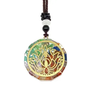 Gros plan du pendentif lotus en résine avec cristaux naturels et cordon tressé