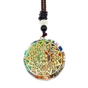 Vue détaillée du pendentif Orgone avec pierres naturelles et symboles du zodiaque